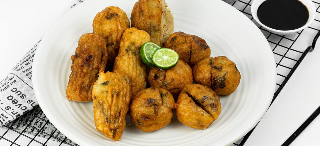 Batagor Jeol Food dengan saus kacang dan jeruk limau